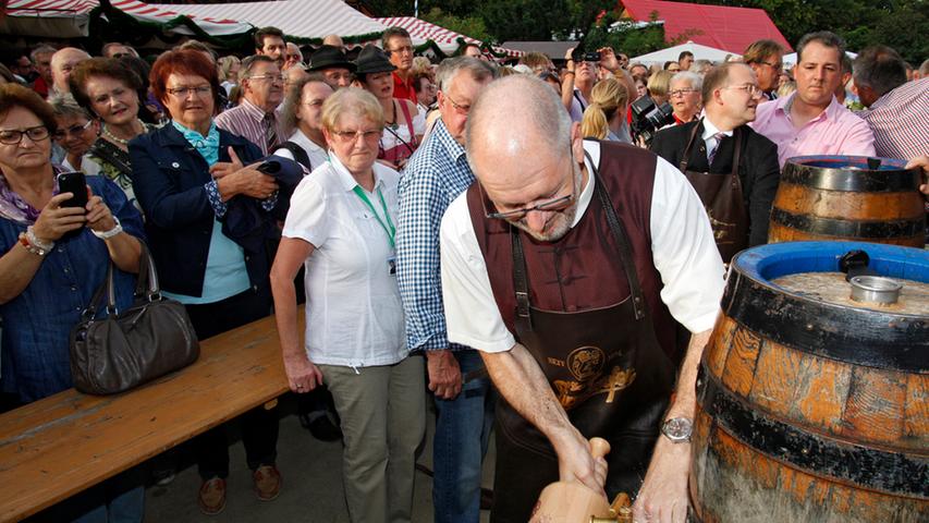Es ist wieder soweit. Bis zum 29. September wird auf der Insel Schütt und am Hans-Sachs-Platz bei Bier und Bratwurst zünftig gefeiert. Mit dem gleichzeitigen Anstich von ganzen 18 Fässern Bier wurde das 44. Altstadtfest eröffnet...