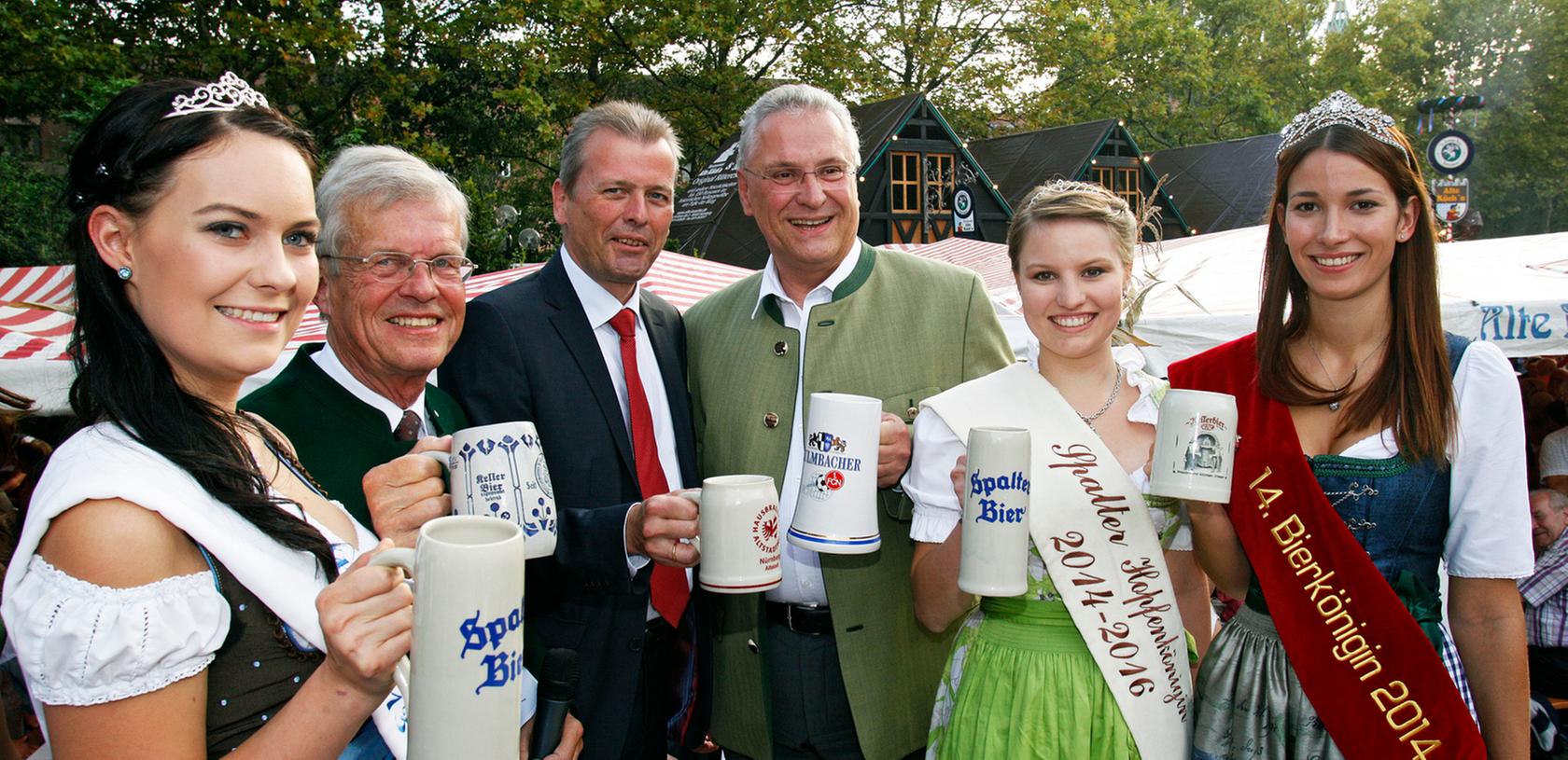 Der Vorsitzende des Vereins Nürnberger Altstadtfest, Jörg von Rochow, Oberbürgermeister Ulrich Maly und Innenminister Joachim Herrmann (von links nach rechts) genießen ihr erstes Festbier inmitten der Bierköniginnen