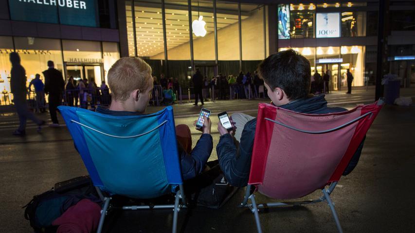 iPhone-Verkaufsstart: Apple-Fans campieren vor den Stores