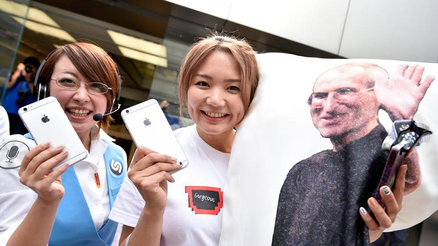Vor dem Laden in Tokio fanden sich unzählige iPhone-Fans ein.