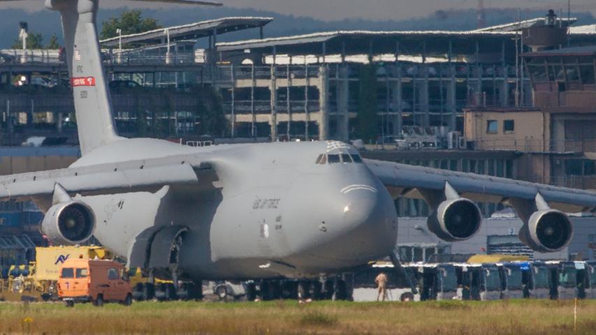 Das amerikanische Militärtransportflugzeug Lockheed C-5 B Galaxy landete im September 2014 am Airport Nürnberg. Mit 75,50 Meter Länge und 67,90 Meter Flügelspannweite zählt es zu den größten Flugzeugen der Welt. Hier der Artikel zur Landung des Transportfliegers.