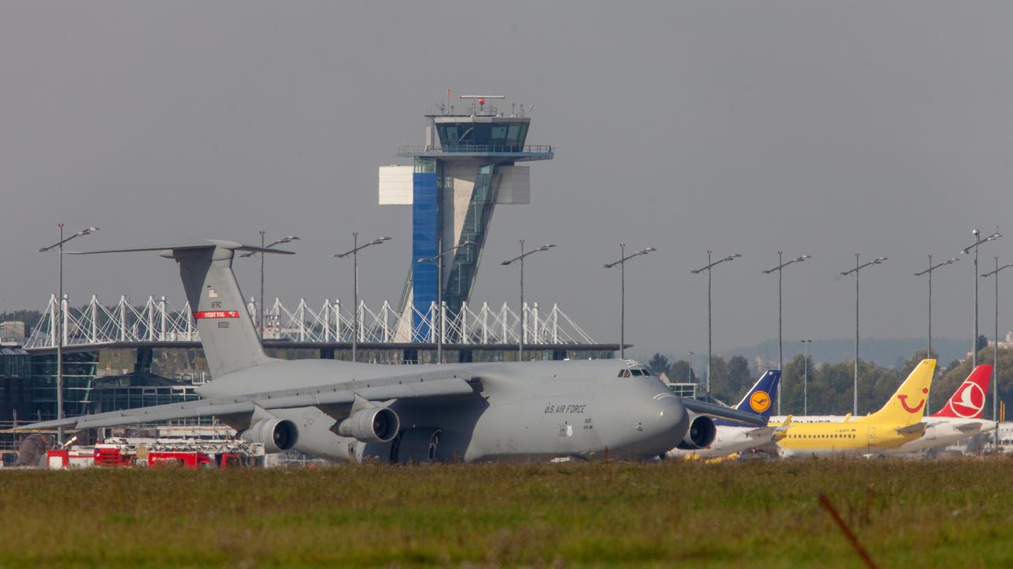 Das amerikanische Militaertransportflugzeug Lockheed C-5 A Galaxy am Airport Nürnberg.
