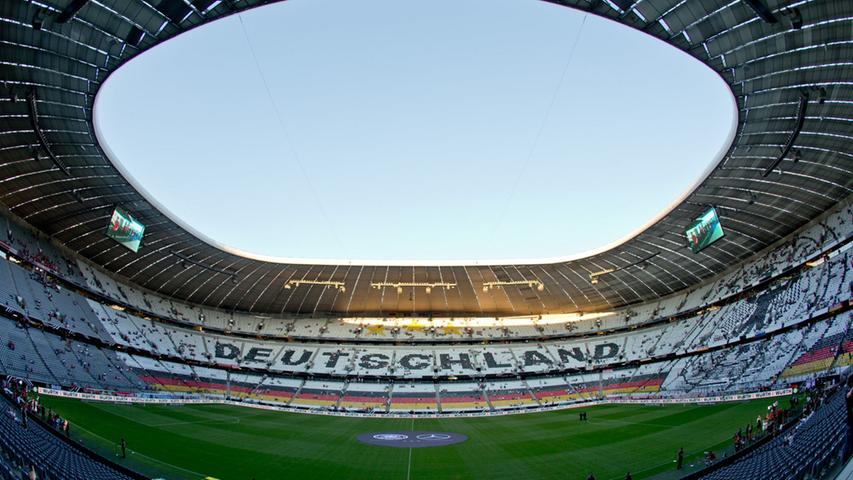 Die UEFA hat bei der Vergabe der Spielorte Deutschland natürlich nicht vergessen: Die Allianz-Arena in München wird ein Viertelfinale und drei Vorrundenspiele ausrichten. Die ursprünglich geplante Bewerbung für die Finalspiel ließ der DFB fallen, in der Hoffnung, 2024 das komplette EM-Turnier in Deutschland ausrichten zu dürfen.