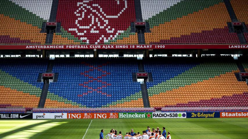 Bunte Sitze und EM-erfahren: Schon 2000 wurde in der Amsterdam-Arena um den silbernen Pokal gekämpft. Zwanzig Jahre später sieht die niederländische Metropole zwar nicht das Finale, immerhin jedoch drei Vorrunden- und ein Achtelfinalspiel.