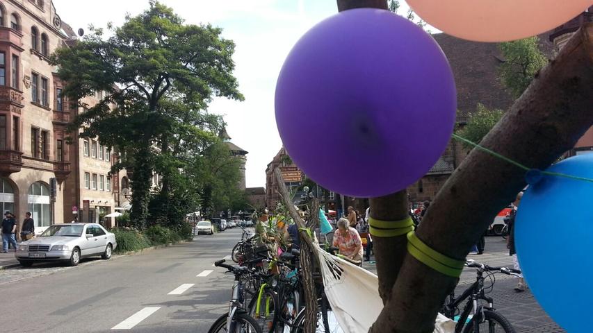 Fahrräder und mit Ballons geschmückte Äste besetzten in der Königstraße die Stellplätze.