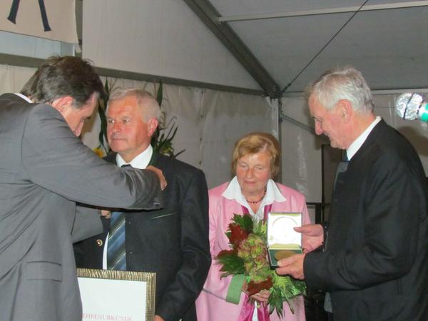 Präsident Felßner zeichnet Landrat Walter Schneider (v. l.) aus, Kreisobmann Leonhard Seitz übergibt Blumen für die Gemahlin.