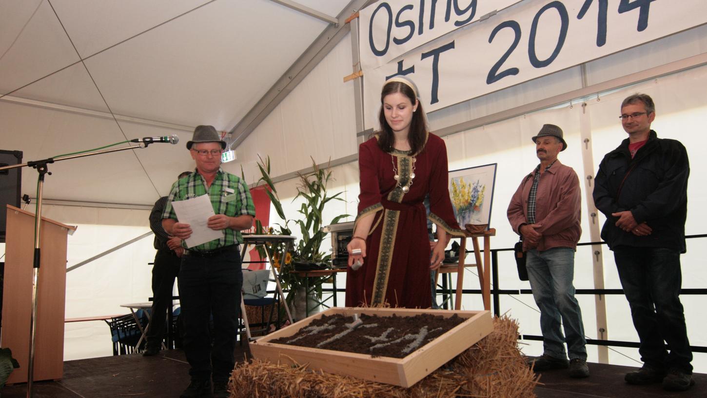 Carina Thal schlüpfte bei der Osingverlosung 2014 in die Rolle der Kaiserin Kunigunde und würfelte die Symbole den vier Dörfern zu. Heute ist sie Vorsitzende des Osingvereins.