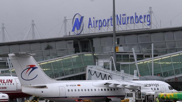 Ebenso könnte der Flugverkehr am Nürnberger Flughafen wegen heftiger Sturmböen eingestellt werden. In diesem Fall muss die Airline für eine "schnellstmögliche Ersatzbeförderung" sorgen. Der Umstieg auf Taxi oder Zug könnte eine Möglichkeit sein, falls diese den Verkehr aufrecht erhalten. Kommt eine Ersatzbeförderung für Reisende nicht in Frage, können diese vom Flug zurücktreten, der Ticketpreis wird erstattet. Wer längere Zeit am Flughafen fest sitzt, den muss die Fluggesellschaft mit Essen und Getränken versorgen oder gegebenenfalls ein Hotelzimmer stellen.