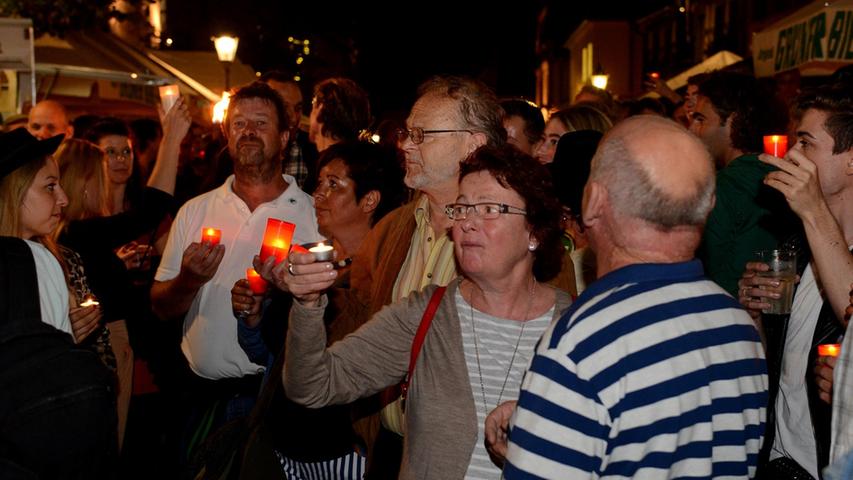 Verkürzte Schankzeiten beim Grafflmarkt: Protest im Kerzenschein