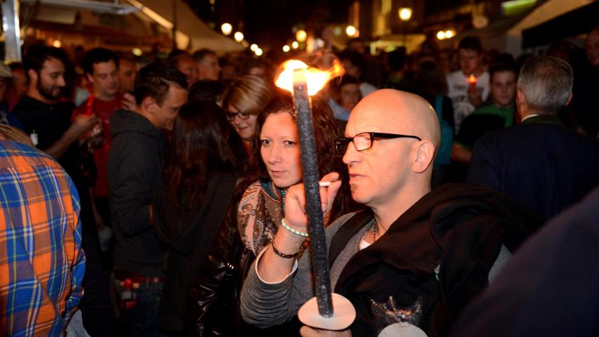 FOTO: Hans-Joachim winckler DATUM: 19.9.2014..MOTIV: Grafflmarkt am Abend  Kerzenlicht und Schweigeminuten