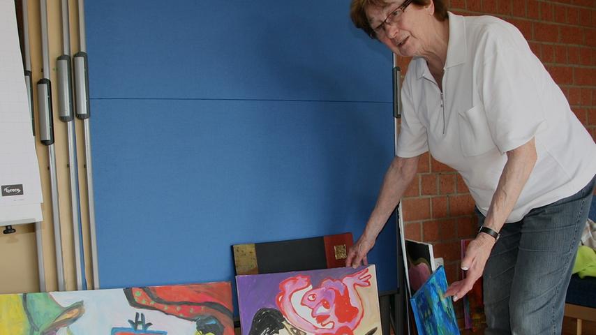 Die künstlerische Leiterin Gerda Poiger zeigte ihren Kursteilnehmern abstrakte Werke.