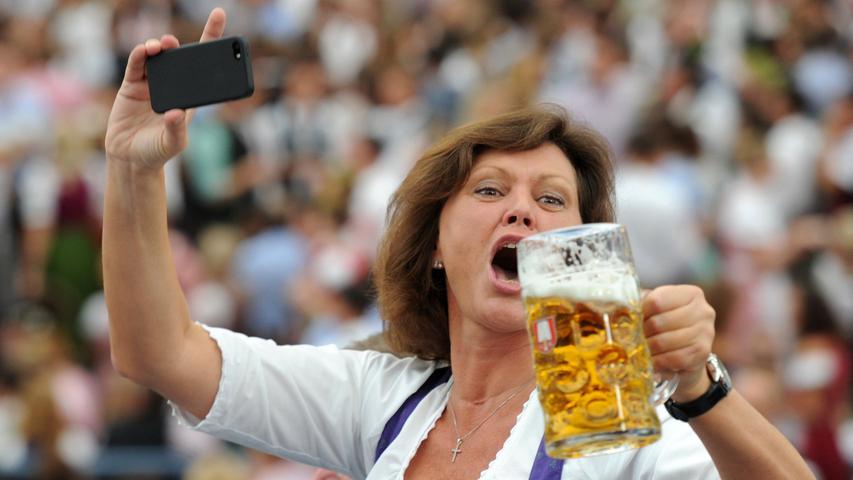 Die bayerische Wirtschaftsministerin Ilse Aigner (CSU) warf sich nicht nur für Selfies in Posen.