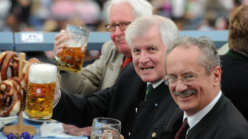 Der frühere Münchner Oberbürgermeister Christian Ude (SPD, rechts), der bayerische Ministerpräsident Horst Seehofer (CSU, mitte) und der frühere Münchner Oberbürgermeister Hans-Jochen Vogel (SPD) taten es ihr gleich und ließen sich ihre Maß schmecken.