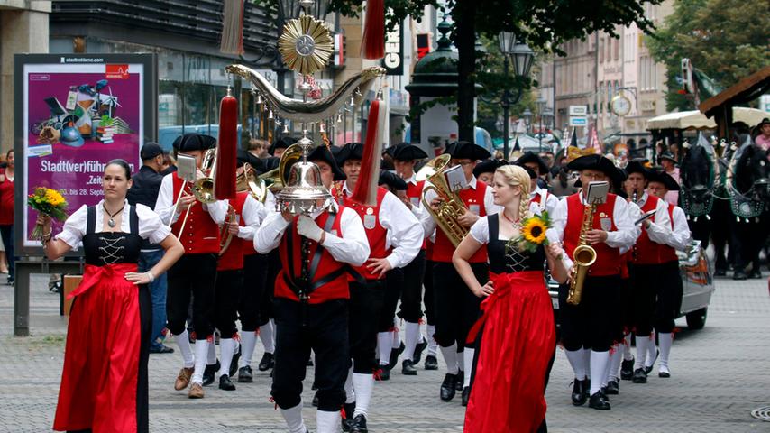 Festlich gekleidet und in Reih und Gleid zogen die Musikanten durch die Karolinenstraße.