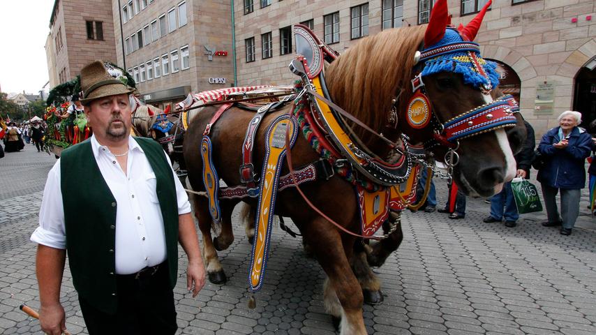 Prächtige Pferde zogen die festlich geschmückten Fässer-Wagen der Brauereien durch die Stadt.