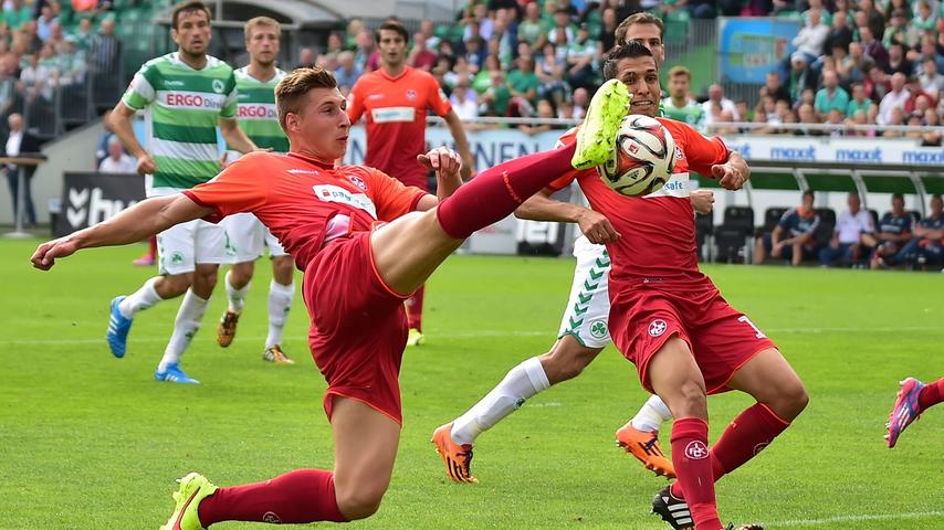 Kaiserslautern fehlen nur Zentimeter, die letzte entscheidende Aktion zum zweiten Treffer. Hier verpasst Willi Orban nur knapp.