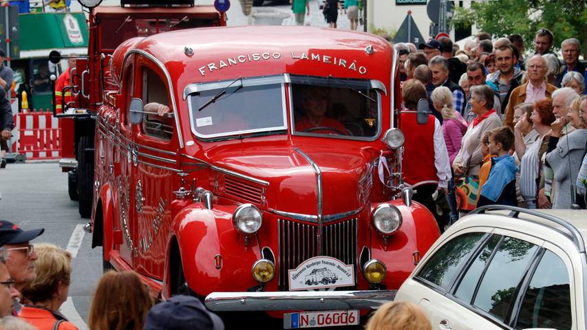 Rote Farbtupfer: Mit historischen Feuerwehrfahrzeugen nahm der Förderverein Nürnberger Feuerwehr-Museum am Zug teil.