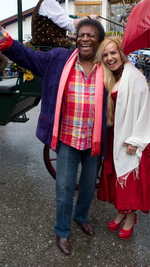 Auch der Sänger Roberto Blanco und seine Frau Luzandra Straßburg waren zeitig auf dem Oktoberfest unterwegs.