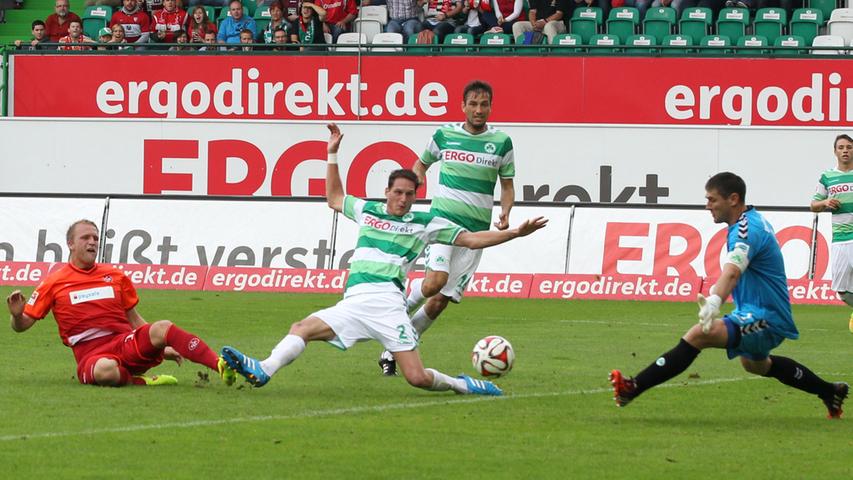 In einer hochunterhaltsamen Partie jetzt Fürth und Kaiserslautern auf Augenhöhe. In der 70. Spielminute hat Hofmann den Führungstreffer für die "roten Teufel" auf dem Fuß - spitzelt den Ball aber Zentimeter am rechten Pfosten vorbei.