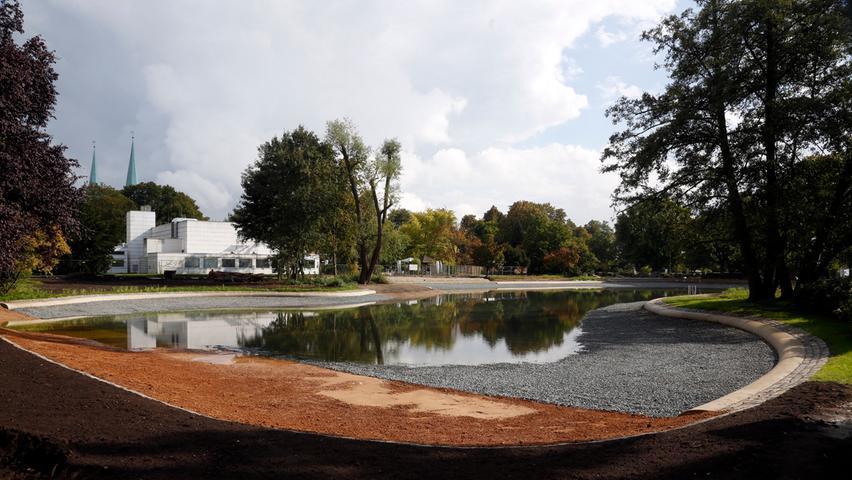 Ende September 2014 fließt das Wasser in den neu angelegten Stadtparkweiher im Stadtpark.