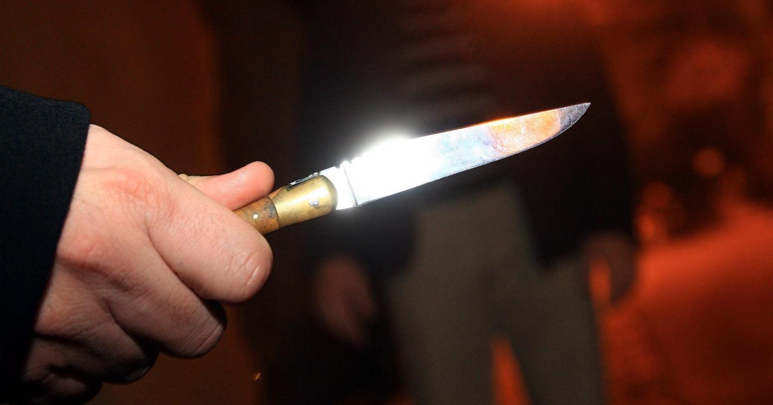 Die Täterin zog die Tatwaffe aus dem BH und stach brutal zu (Symbolbild). Die Täterin zog die Tatwaffe aus dem BH und stach brutal zu (Symbolbild).