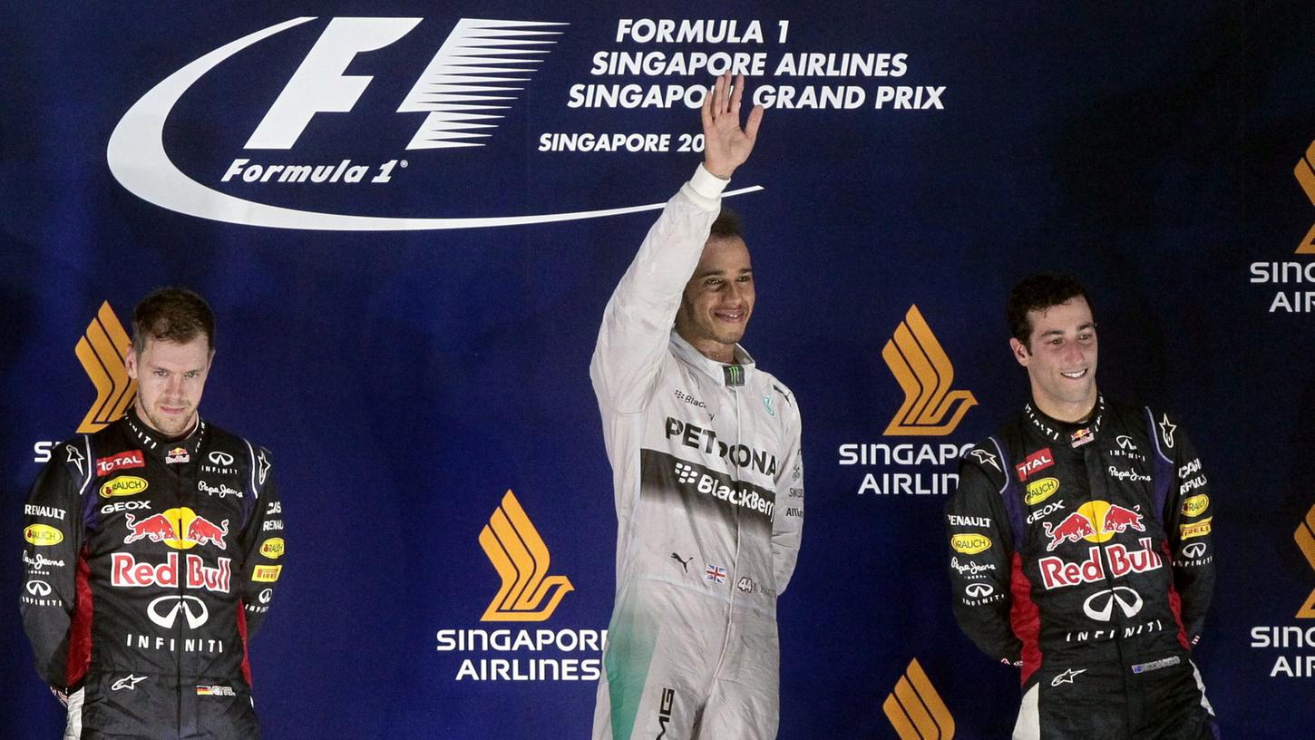 Lewis Hamilton (Mitte) freut sich über seinen Triumph in Singapur.