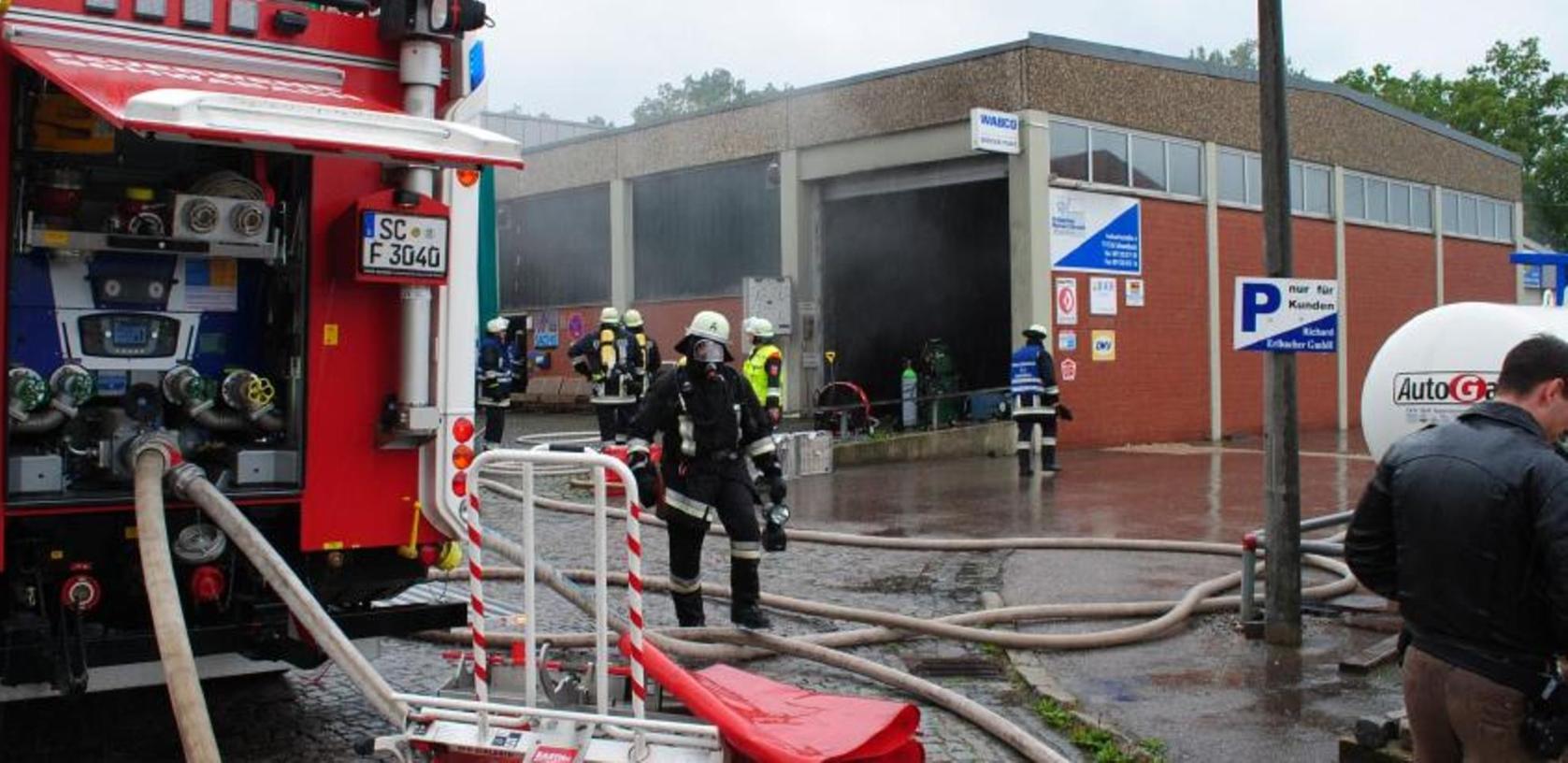 FFW Schwabach löschte brennendes Auto in einer Werkstatt