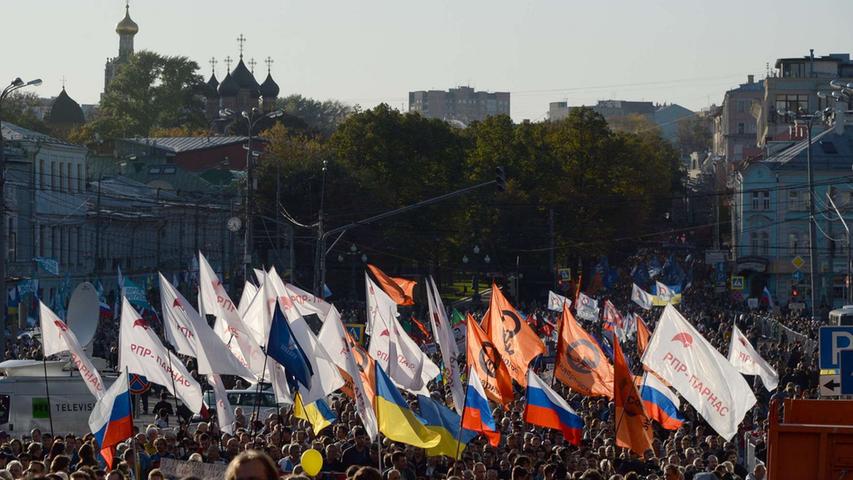 21. September 2014 : Die Waffenruhe in der Ostukraine bleibt brüchig. Es sterben weiter Menschen. Doch insgesamt nimmt die Gewalt nach den neuen Friedensvereinbarungen ab. Bei einer Anti-Kriegs-Kundgebung in Moskau protestieren Tausende gegen Russlands Ukraine-Politik.