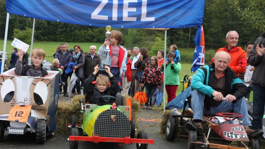 Es geht rasant bergab: Seifenkistenrennen in Obertrubach