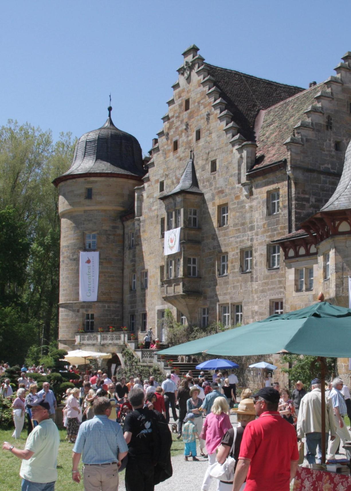 Schloss Eyrichshof findet man etwa einen Kilometer nördlich von Ebern im Landkreis Haßberge in Unterfranken. Es ist ein ehemaliges Wasserschloss und seit dem 14. Jahrhundert im Besitz der Freiherren von Rotenhan. Es bietet auch Opern- und Konzertfreunden Kulturgenuss. Während Corona sind die Darbietungen allerdings deutlich eingeschränkt. 