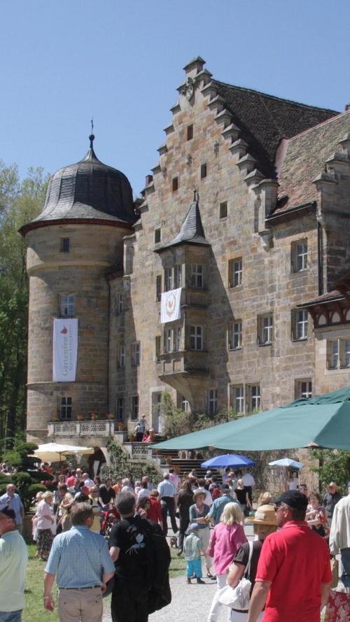 Schloss Eyrichshof findet man etwa einen Kilometer nördlich von Ebern im Landkreis Haßberge in Unterfranken. Es ist ein ehemaliges Wasserschloss und seit dem 14. Jahrhundert im Besitz der Freiherren von Rotenhan. Es bietet auch Opern- und Konzertfreunden Kulturgenuss. Während Corona sind die Darbietungen allerdings deutlich eingeschränkt. 