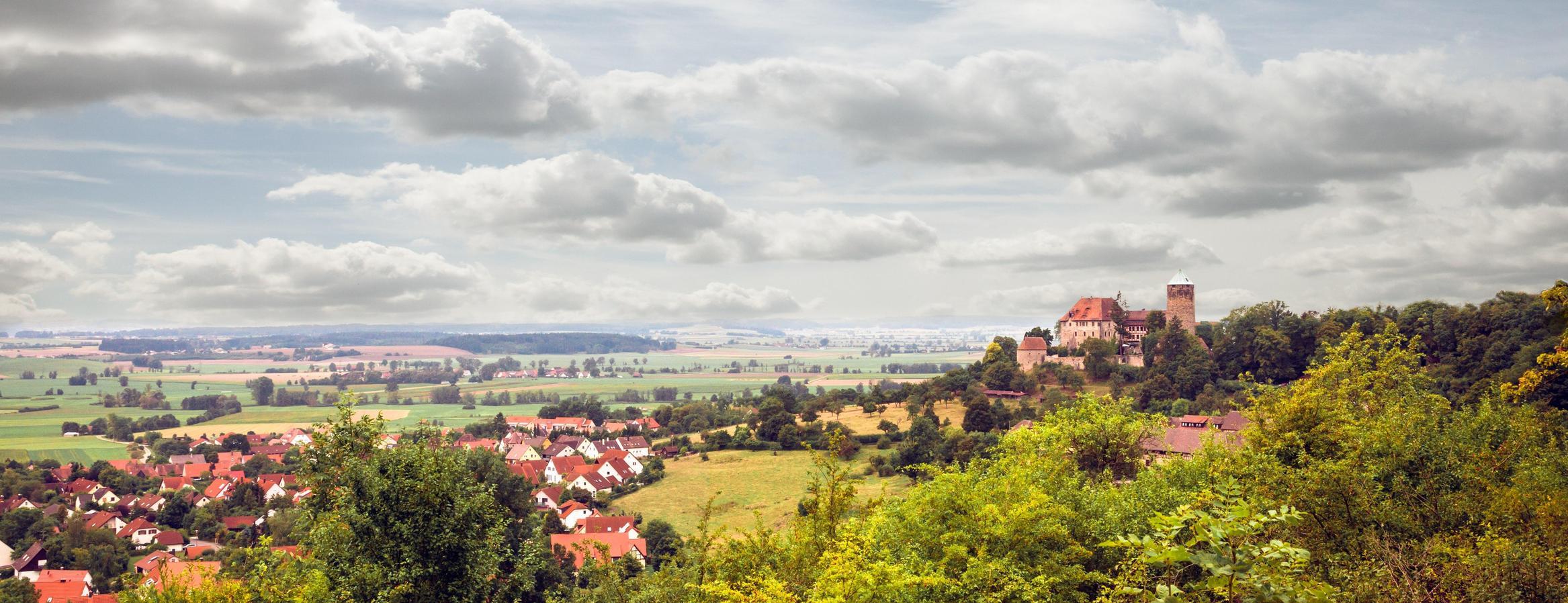 Burg Colmberg thront auf einem Felssporn 511 Meter hoch über dem gleichnamigen Markt im Landkreis Ansbach. Der einstige Grafensitz beherbergt heute ein Hotel, gemütliche Burgstuben und ein historisches Restaurant.