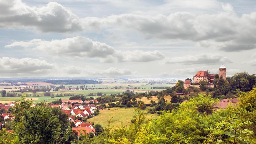 Burg Colmberg thront auf einem Felssporn 511 Meter hoch über dem gleichnamigen Markt im Landkreis Ansbach. Der einstige Grafensitz beherbergt heute ein Hotel, gemütliche Burgstuben und ein historisches Restaurant.