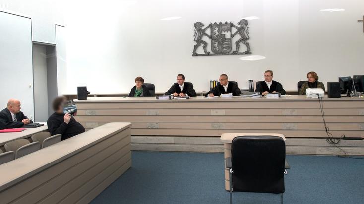 Der Angeklagte Sebastian Q. (zweiter von links) sitzt seit Dienstag auf der Anklagebank des Gerichtssaal des Landgericht in Ingolstadt. Der 25-Jährige muss sich wegen vierfacher Geiselnahme verantworten.