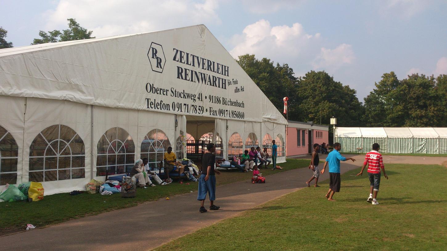 Zelte (wie hier auf der Deutschherrnwiese) als fragwürdiger Ort der Unterbringung von Flüchtlingen. Das Nürnberger Sozialamt bittet in seiner Not nun das Wohnungsunternehmen WBG um Unterstützung.
