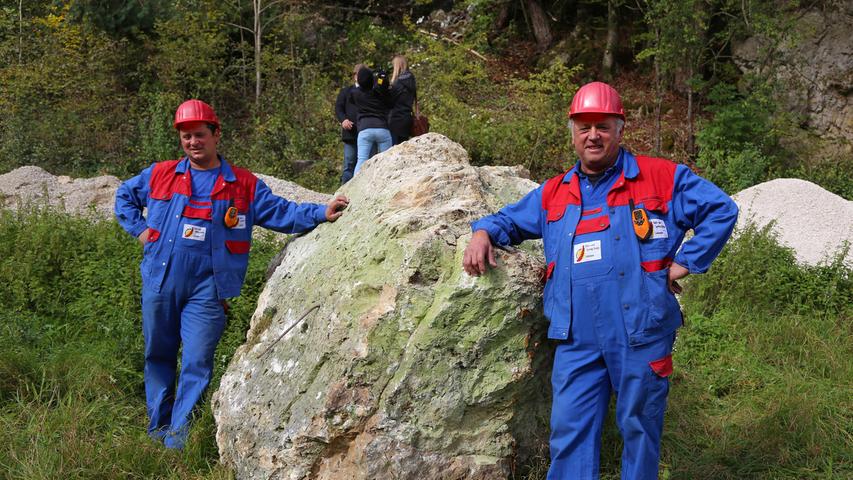 Danach nahmen sich Sprengmeister Anton Lehmeier (rechts) noch Zeit für ein Foto mit dem Felsbrocken.