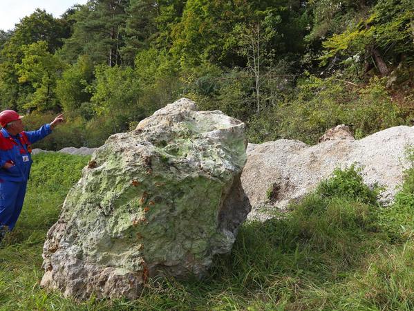 Fels rollte wie eine Kegelkugel hinab ins Tal