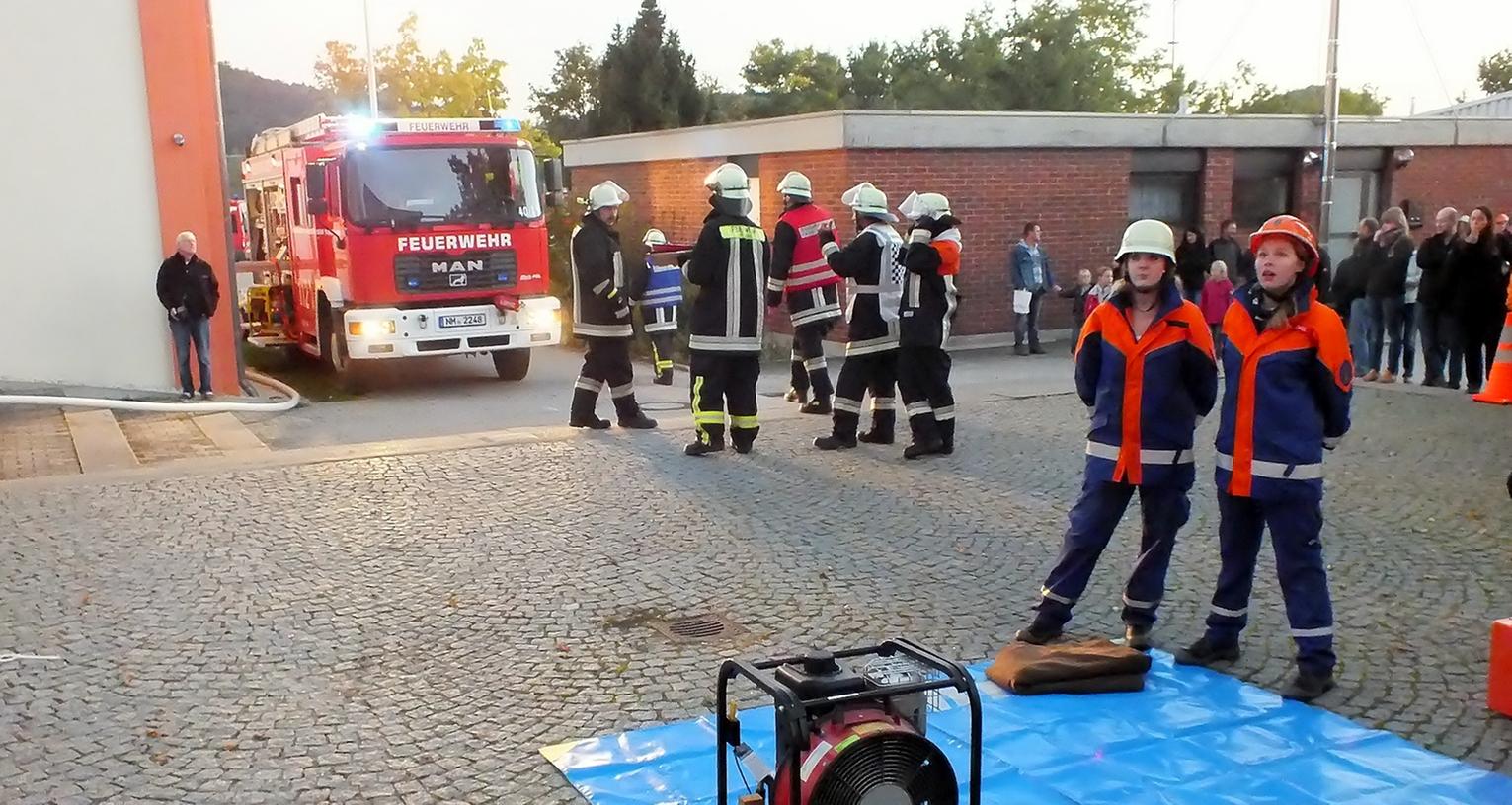Die größte Übung zur Brandschutzwoche in Velburg ging von einem Brand in der Mittelschule aus. 48 Personen mussten aus dem verqualmten Gebäude gerettet und dann im Freien versorgt werden.