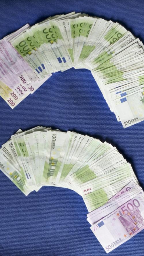 Neben 50.000 Euro fanden die Beamten auch 500 Schweizer Franken Bargeld. Gegen die vier Männer erging wegen Fluchtgefahr Haftbefehl. Zwei Haftbefehle wurden mittlerweile gegen hohe Auflagen wieder aufgehoben.