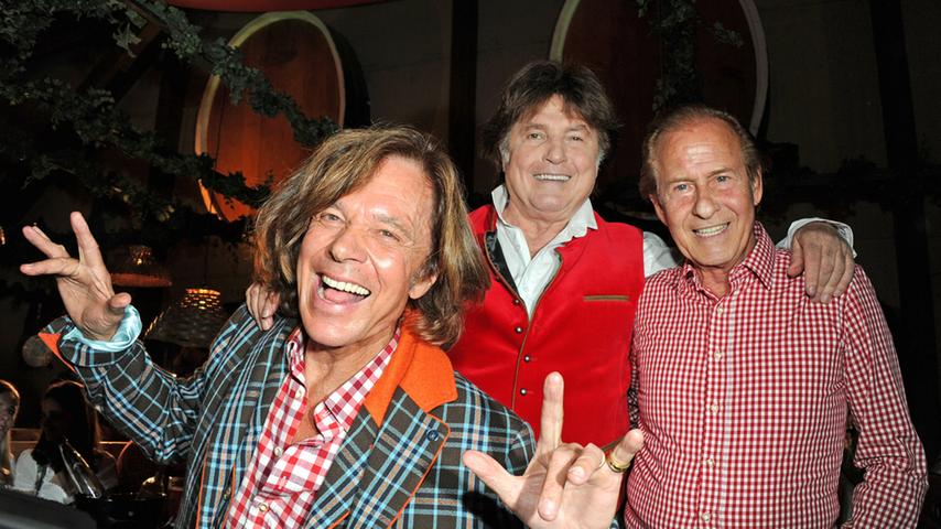Royaler Besuch auf dem Oktoberfest: Der König von Mallorca, Jürgen Drews (von links), in Begleitung seiner Schlagerkollegen Chris Roberts und Michael Holm.