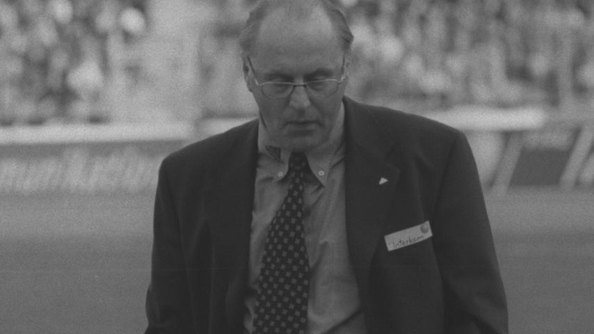 Für Magath übernahm Willi Reimann das Ruder beim Club, behielt es aber nur bis zum 15. Spieltag der Saison 1998/99. Mit nur zwei Siegen, aber acht Unentschieden...