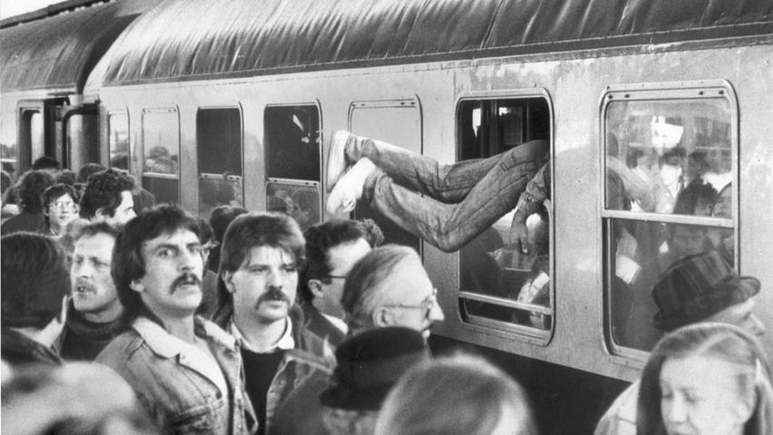 ...durch die Fenster klettern junge DDR-Bürger in den Zug, um noch einen Platz für die Heimfahrt zu ergattern.