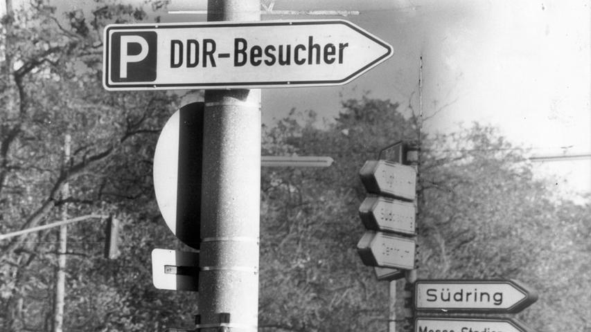 Schilder sollen den Besuchern aus der DDR in Nürnberg den Weg weisen.