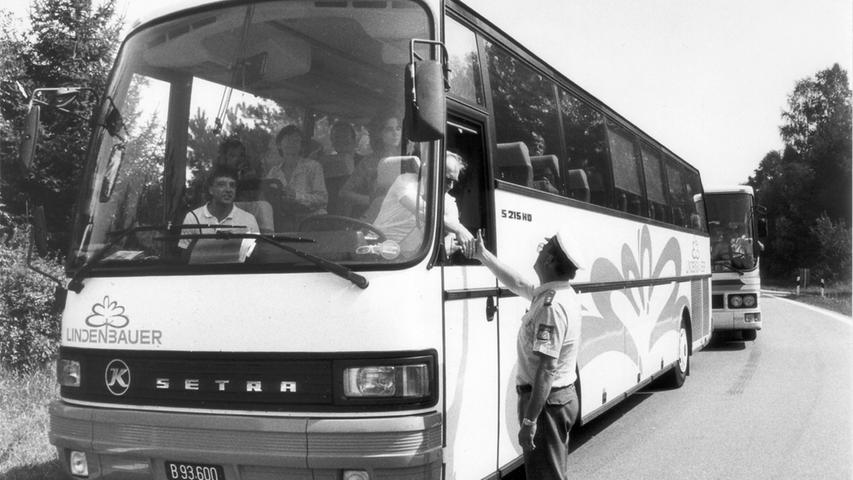 Vollbesetzte Busse aus Österreich fahren DDR-Bürgern nach Franken.