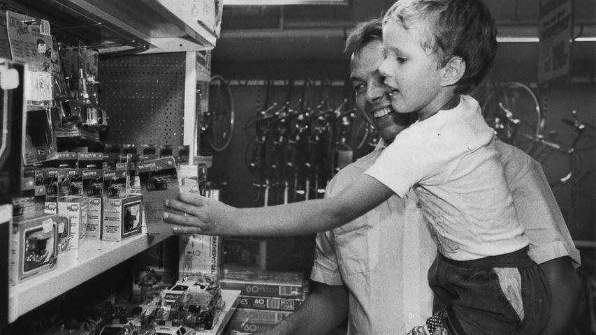 "Lauter Westautos", bewundert der Vierjährige mit seinem Vater beim ersten Bummel durch einen Nürnberger Supermarkt die Spielwaren.