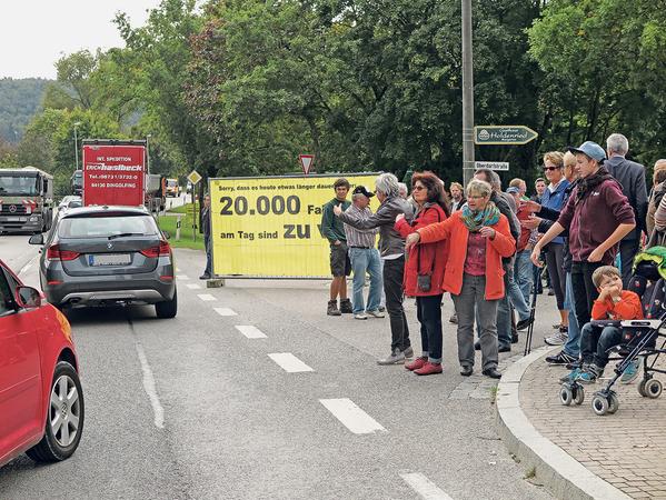 Bis Dietfurt und nicht weiter: Mit einer einstündigen Blockade der B 2 machten die Bewohner des Treuchtlinger Ortsteils am Freitagnachmittag auf die Verkehrsbelastung in ihrem Dorf aufmerksam. Bis Dietfurt und nicht weiter: Mit einer einstündigen Blockade der B 2 machten die Bewohner des Treuchtlinger Ortsteils am Freitagnachmittag auf die Verkehrsbelastung in ihrem Dorf aufmerksam.