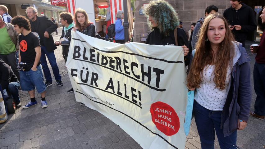 "Jenny muss bleiben" - Demo für eine 16-Jährige in Nürnberg