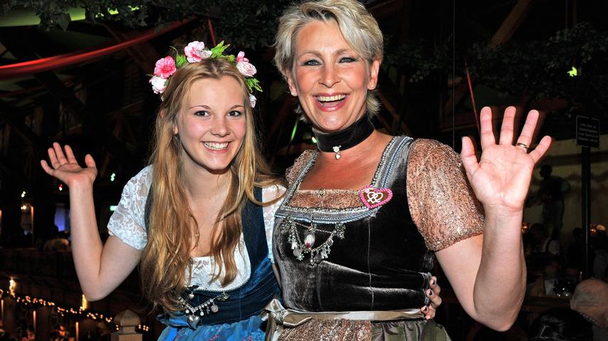 Denn die Tracht ist generationsübergreifend sehr beliebt. So kamen auch Sängerin Claudia Jung und ihre Tochter Anna im traditionsgemäßen Kleid.