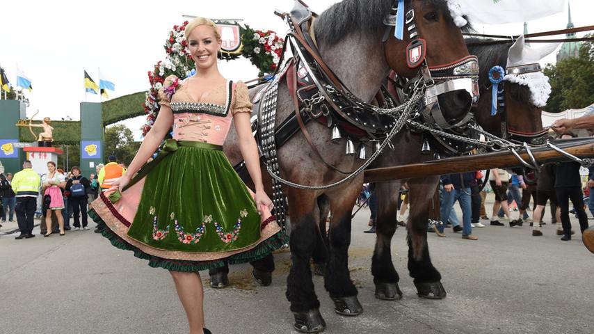 ...Tänzerin Isabel Edvardsson, die nicht nur vor tierischer Kulisse, sondern auch...