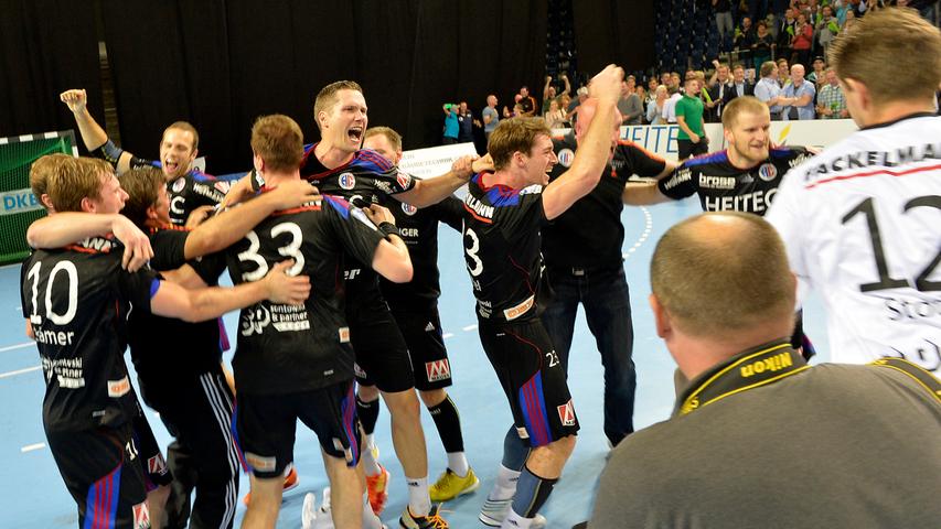 Damit wurde fränkische Handballgeschichte geschrieben. Der Sieg über Gummersbach war schließlich der erste Sieg des HCE im Handball-Oberhaus. Schon am Mittwoch geht es weiter, dann fahren die Erlanger mit frischem Selbstvertrauen zum amtierenden Champions-League-Sieger SG Flensburg-Handewitt.